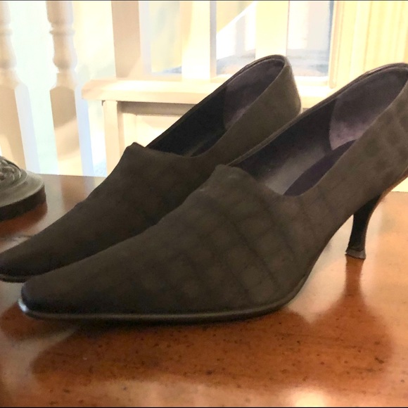 COPY - Donald J Pliner - Brown Stretch Lacia Pumps - Picture 1 of 4